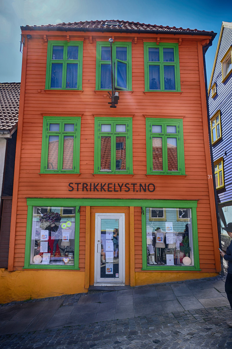 Farbiges Holzhaus in Øvre Holmgata in Stavanger. Aufnahme: 2. Juli 2018.