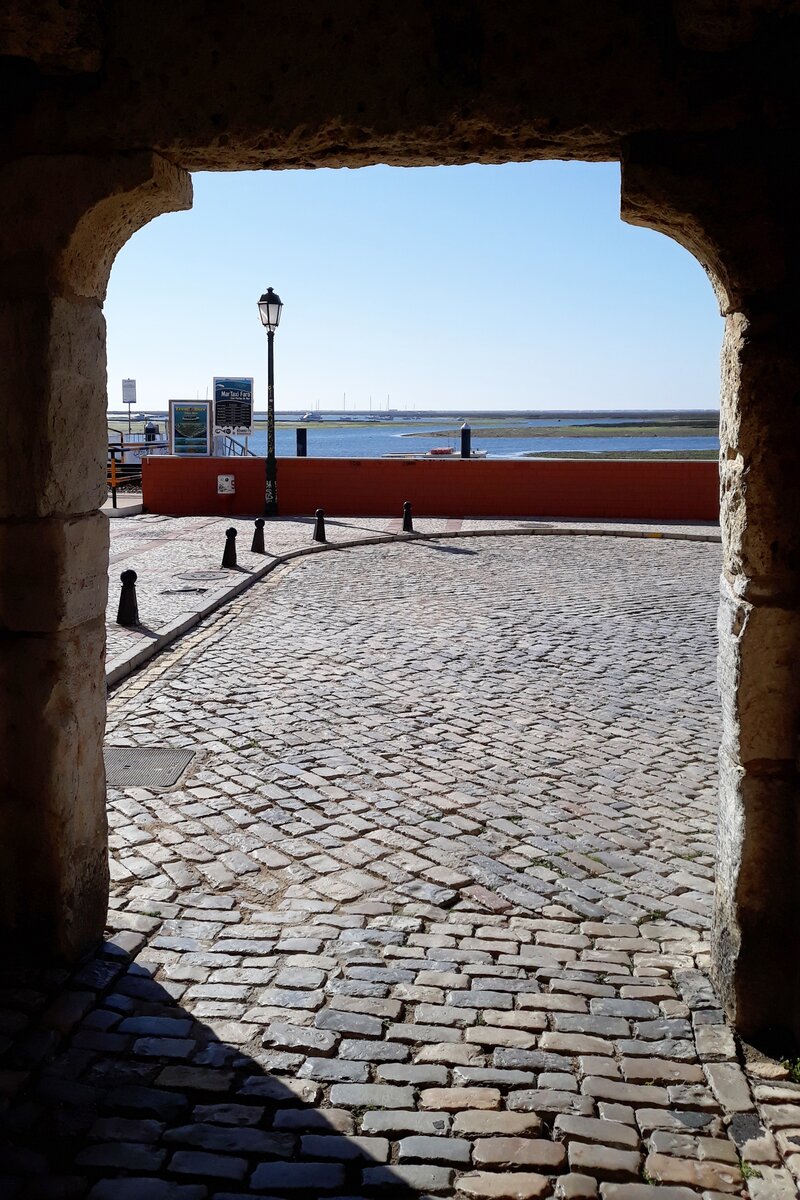 FARO, 07.02.2022, Altstadtzugang bzw. -ausgang am Fhranleger zu den vorgelagerten  Inseln  Faro, Culatra und Deserta