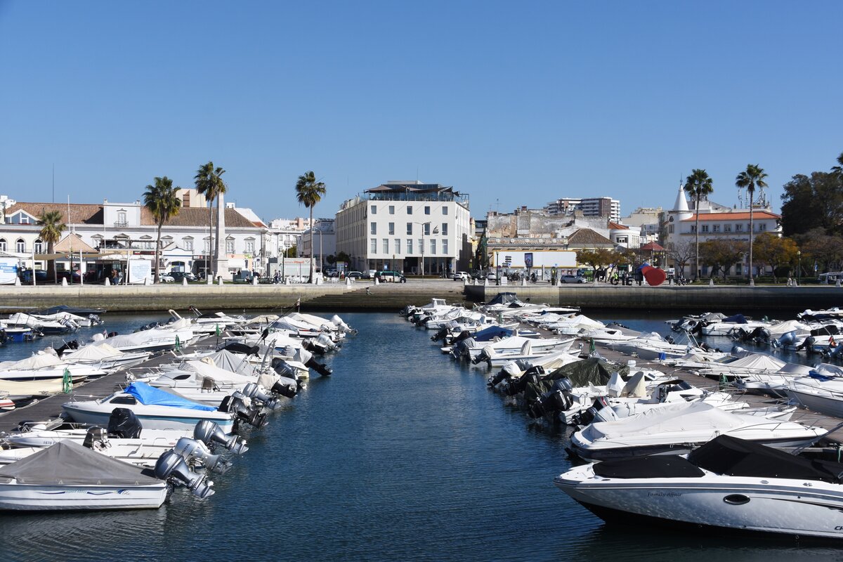 FARO, 07.02.2022, Blick ber das Jachthafenbecken auf das vor einigen Jahren neu errichtete Hotel Faro