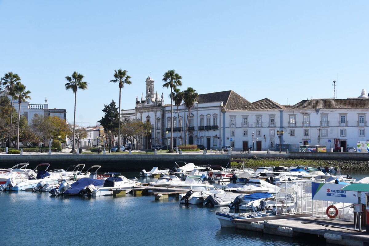 FARO, 07.02.2022, Blick ber das Jachthafenbecken auf den Arco da Vila, das Eingangstor zur sehenswerten Altstadt