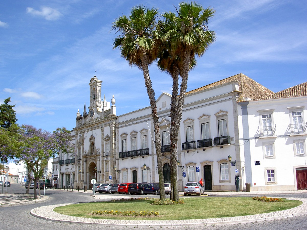 Faro, Arco da Vila, erbaut 1814 durch Francisco Xavier Fabri, den Bogen schmcken 
zwei ionische Sulen und eine weie Marmorstatue des Thomas von Aquin (25.05.2014)