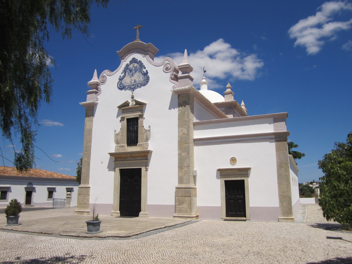 Faro, Kirche Igreja de Sao Lourenco de Matos in Almansil, erbaut in der ersten Hlfte des 18. Jahrhundert, Kircheninneres verkleidet mit blauen und weien Azulejos von Policarpo de Oliveria 1730 (25.05.2014)