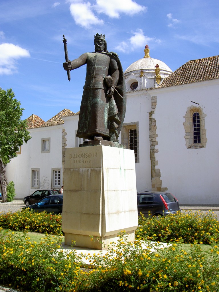 Faro, Statue von Afonso III vor dem Convento de Nossa Senhora da Assuncao am Praca Afonso III. (25.05.2014)