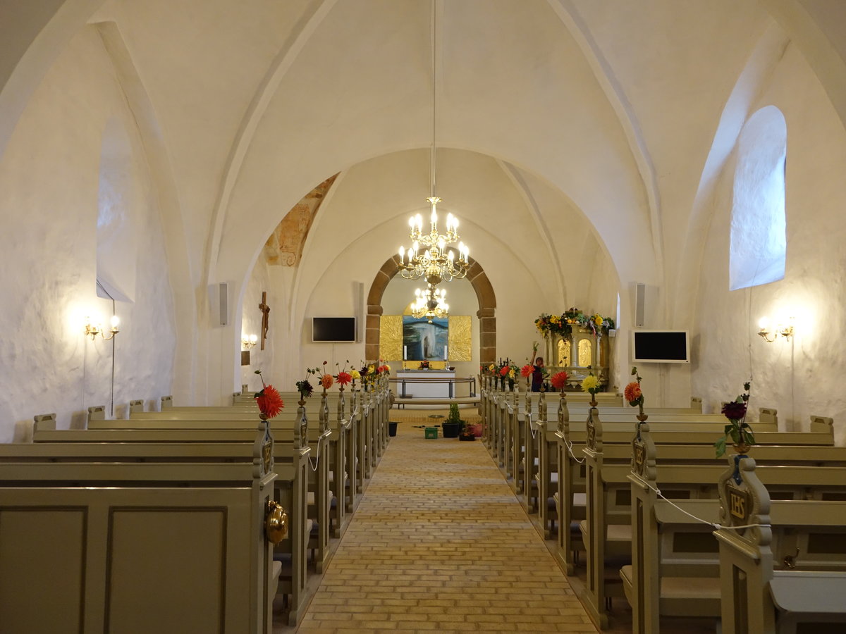 Farso, Innenraum mit Altar von 1943 in der Ev. Kirche, Kanzel von 1600 (20.09.2020)
