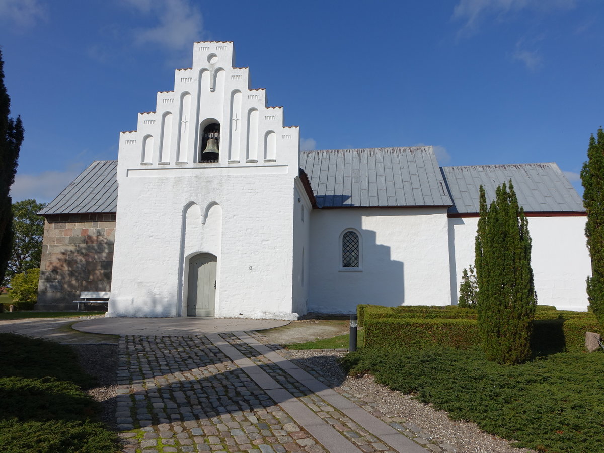 Farup, evangelische Kirche aus Kreidestein, erbaut im 12. Jahrhundert (21.09.2020)