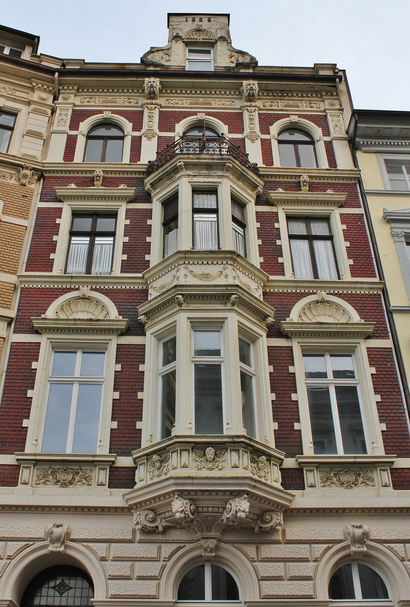 Fassade eines schnen und fr Wuppertal typischen alten Grnderzeit Gebudes, in der Simonstrae am Arrenberg. Aufnahmedatum: 09.04.2019