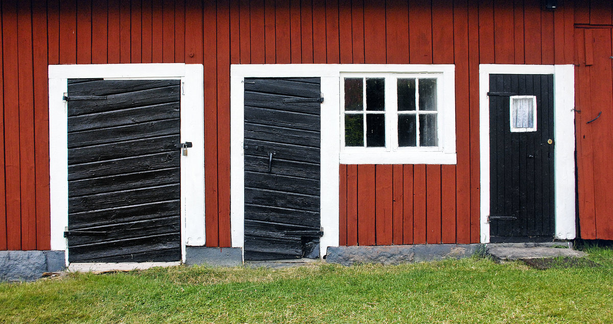 Fassade eines Schuppens in Sevedstorp, Vorbild fr Bullerb. Wir Kinder aus Bullerb ist eine Kinderbuchreihe der schwedischen Autorin Astrid Lindgren, die das idyllische Leben auf dem Land aus der Sicht eines siebenjhrigen Mdchens schildert.

Aufnahme: 21. Juli 2017.