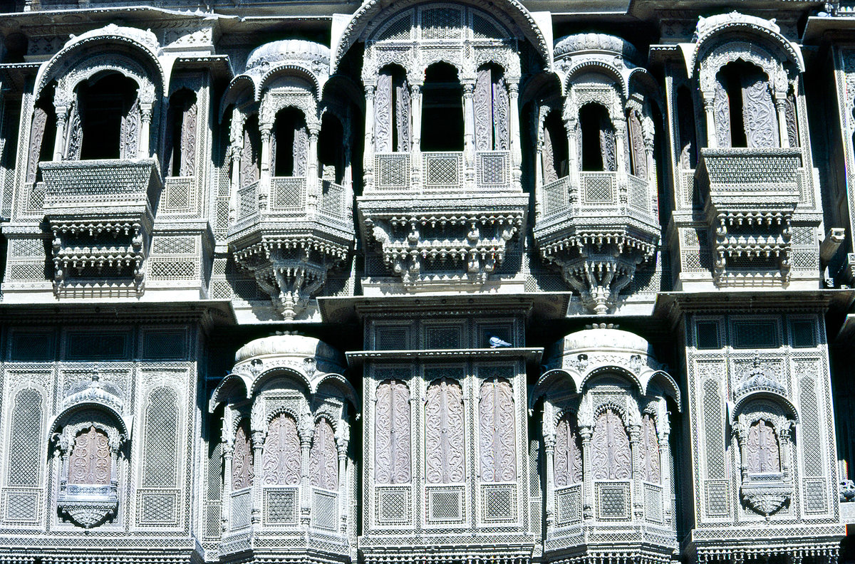 Fassade im Historischen Stadtkern von Jaisalmer. Bild vom Dia. Aufnahme: November 1988.