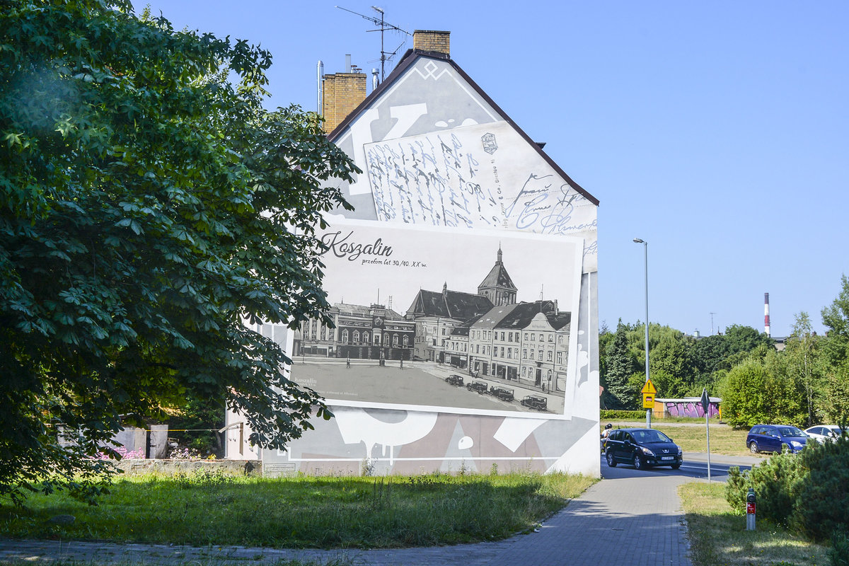 Fassade mit einem historischen Foto von Koszalin (Kslin) in Hinterpommern. Aufnahme: 16. August 2020.