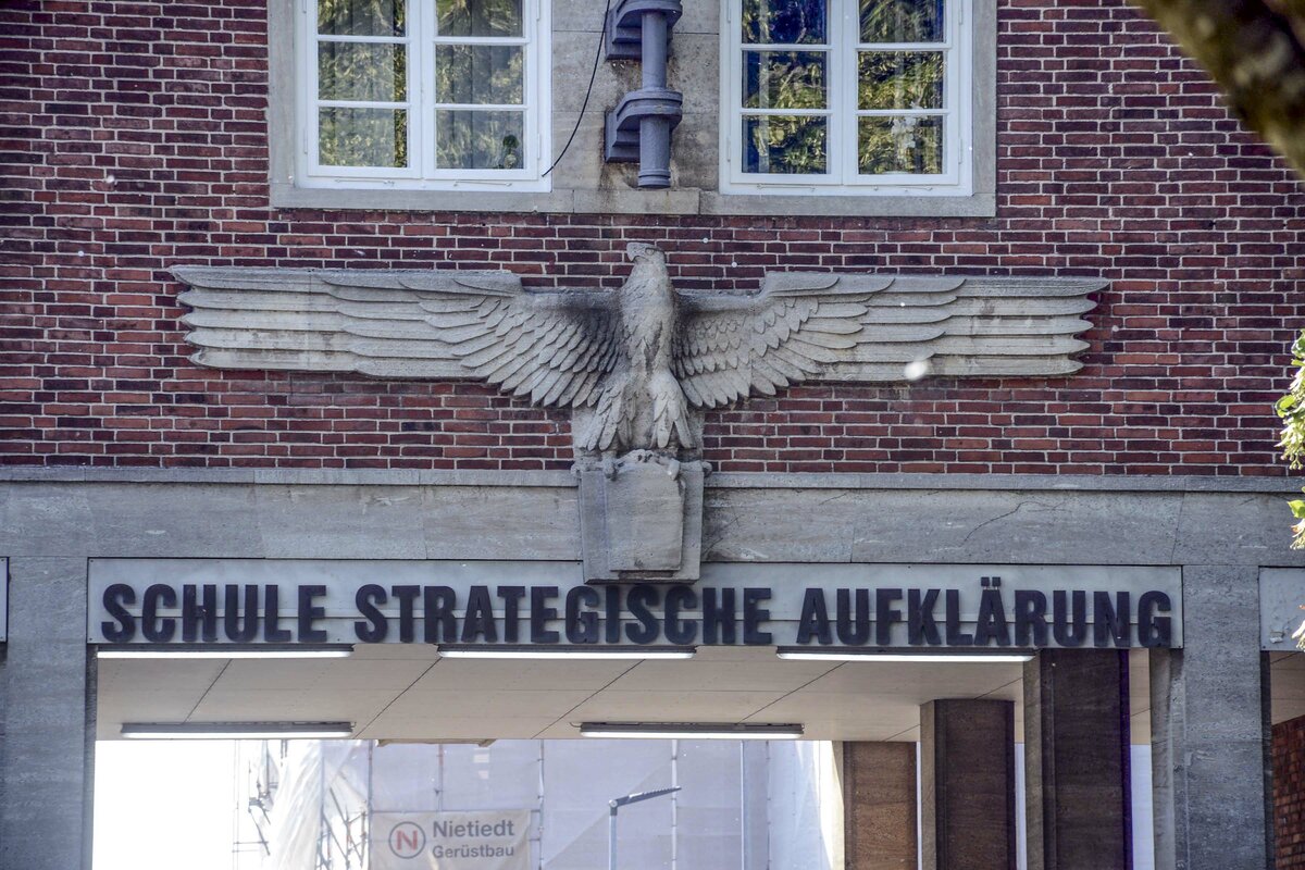 Fassade der Schule fr Strategische Aufklrung in Flensburg-Mrwik. Das Hakenkreuz wurde 1945 entfernt. Der Reichsadler aus der NS-Zeit breitet seine Schwingen weiterhin an der Fassade der frheren Nachrichtenschule aus. Aufnahme: 19. Juli 2022.