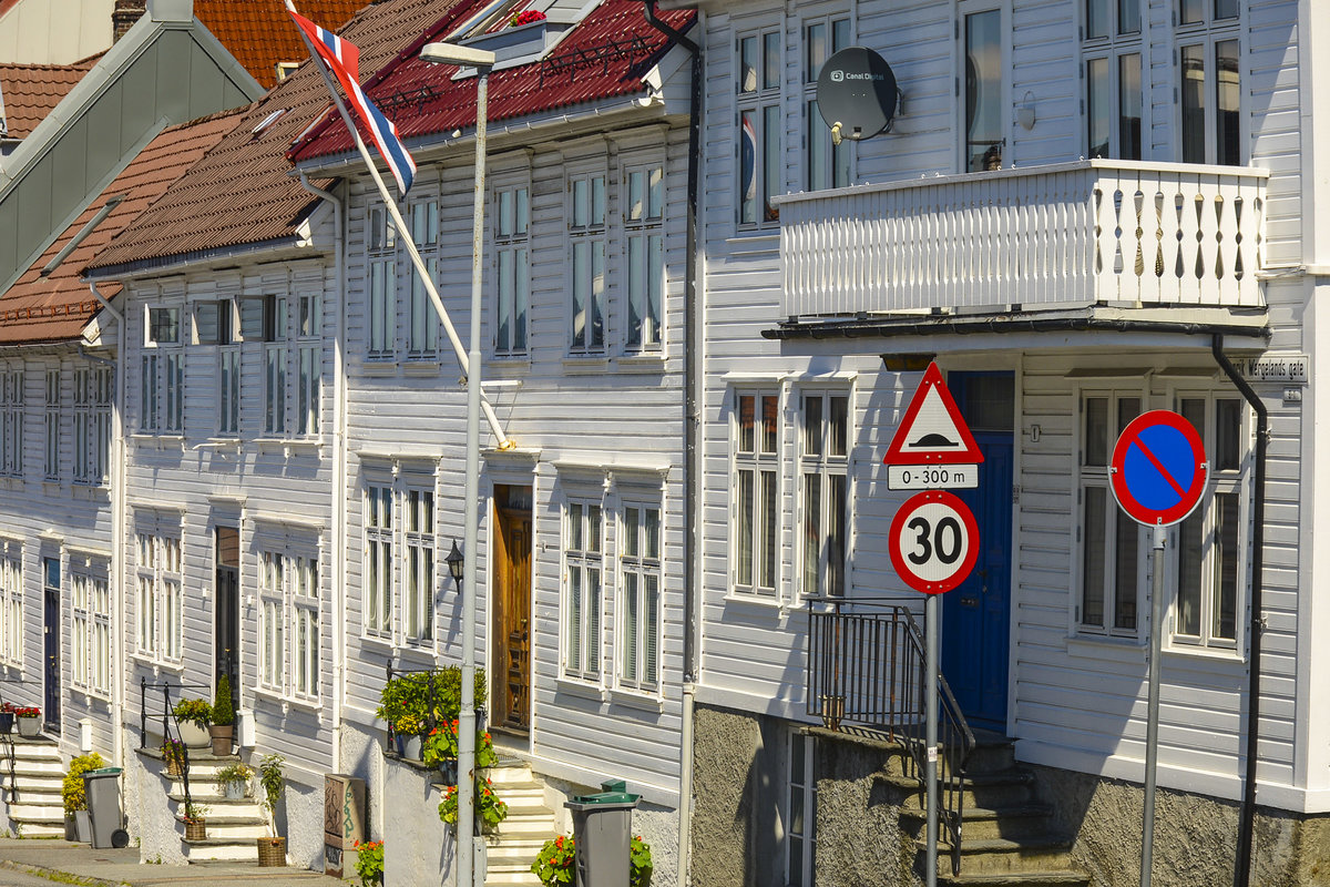 Fassaden von Holzhusern in der Henrik Wergelands Gate in der norwegischen Hansestadt Bergen. Aufnahme: 11. Juli 2018.