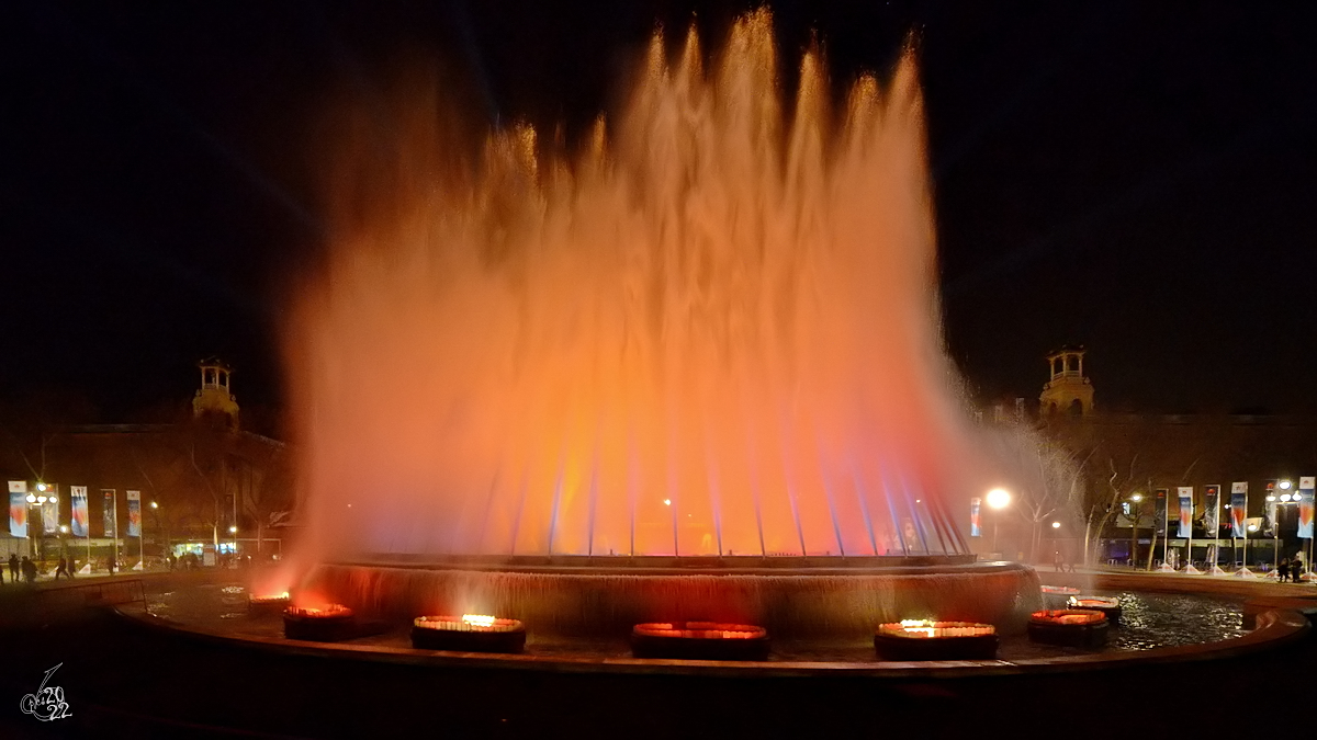 Fast wie ein Magma ausspuckender Vulkan erleuchtet der Magische Brunnen (Font Mgica de Montjuc) in Barcelona. (Februar 2012)