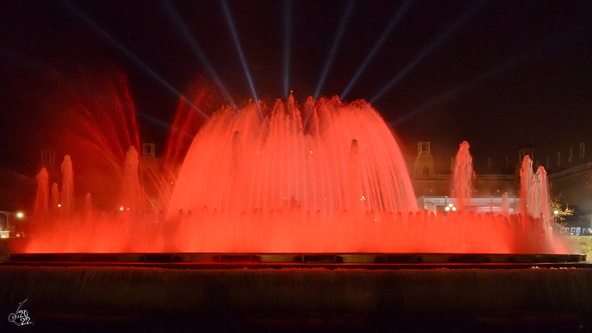 Fast wie ein sprudelnder Vulkan erleuchtet der Magische Brunnen (Font Mgica de Montjuc) in Barcelona. (Februar 2012)