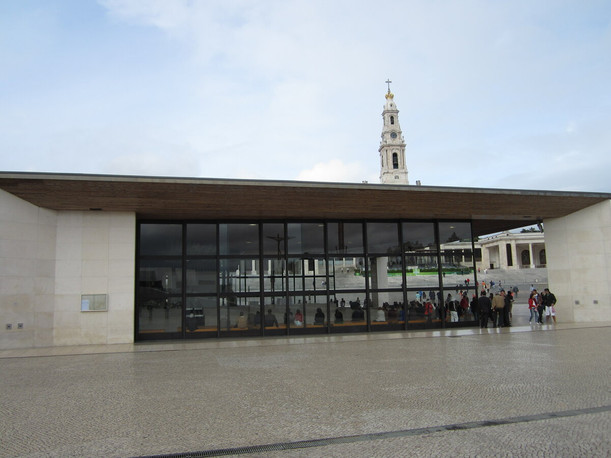 Fatima, Capela das Aparicoes mit der Erscheinungskapelle (27.05.2014)