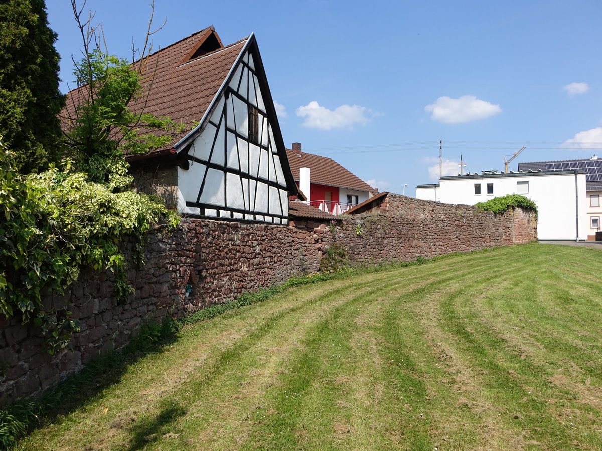 Faulbach, Fachwerkhaus an der Friedhofsmauer, sptmittelalterliches unverputztes Sandsteinmauerwerk (12.05.2018)