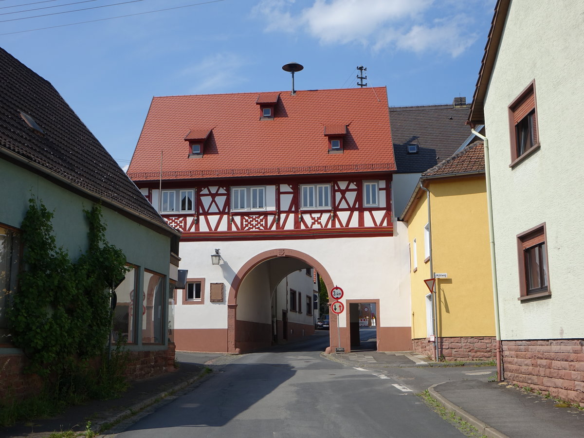 Faulbach, Rathaus, Torhaus,  zweigeschossiger Satteldachbau ber die Hauptstrae gebaut, massives verputztes Erdgeschoss mit Rundbogendurchfahrt, Zierfachwerk im Obergeschoss, erbaut 1594 (12.05.2018)