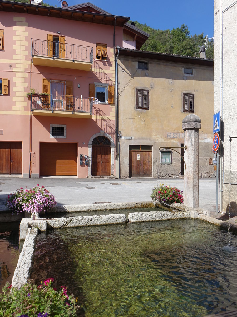 Faver im Valle di Cembra, alte Brunnenanlage an der Via Perlaia (16.09.2019)