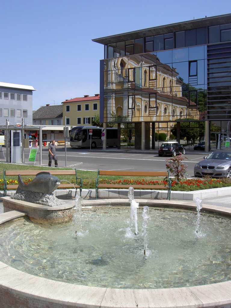 Feldbach, Brunnen vor Stadtsparkasse am Kirchenplatz (21.08.2013)