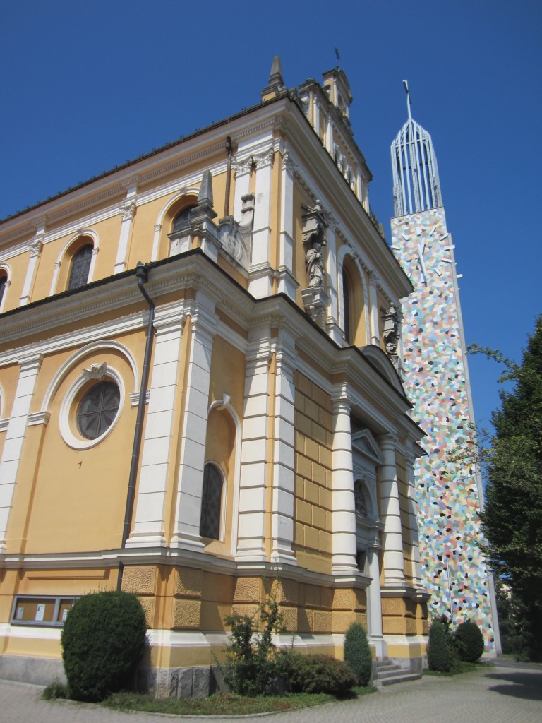 Feldbach, Pfarrkirche St. Leonhard, erbaut von 1898 bis 1900 durch Johann Pascher, 
Betonglockenturm von 1964 nach Plnen von Architekt Eberhard Jger (21.08.2013)