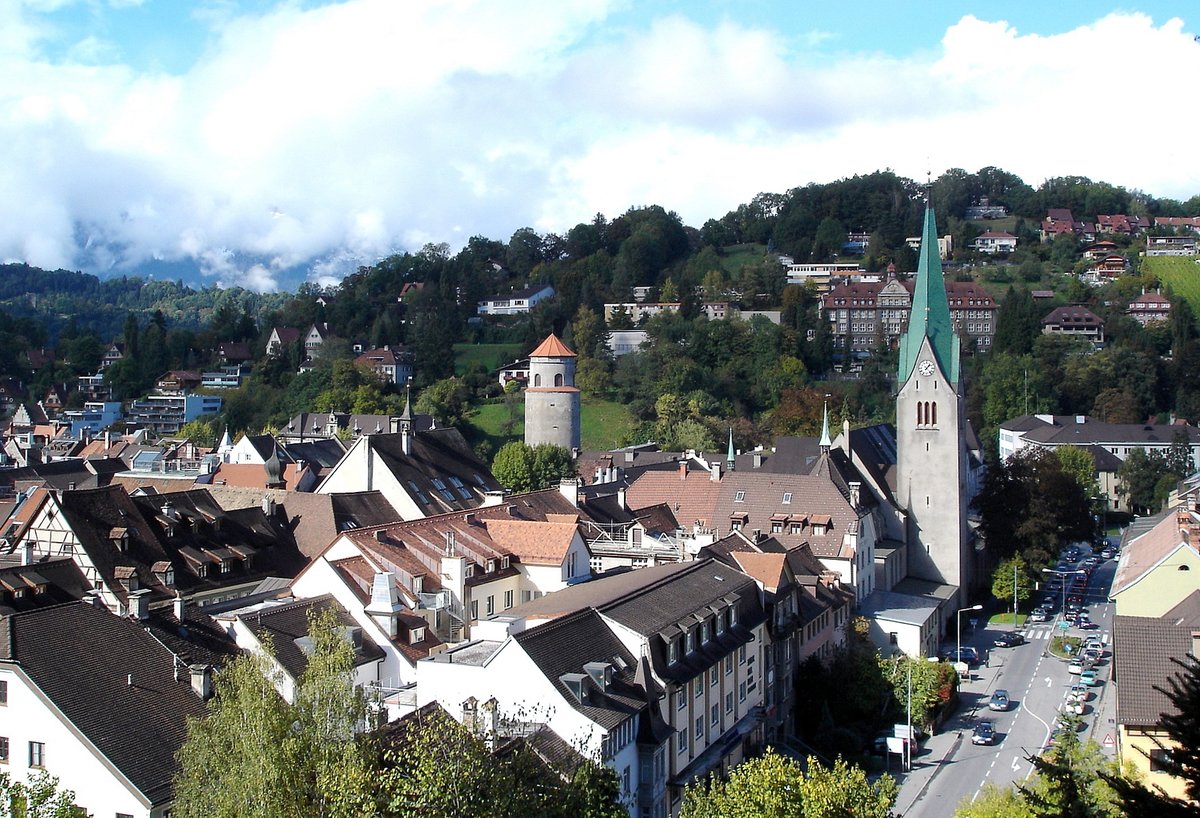 Feldkirch, Blick von der Schattenburg ber die historische Altstadt mit dem Dom St.Nikolaus, Okt.2004