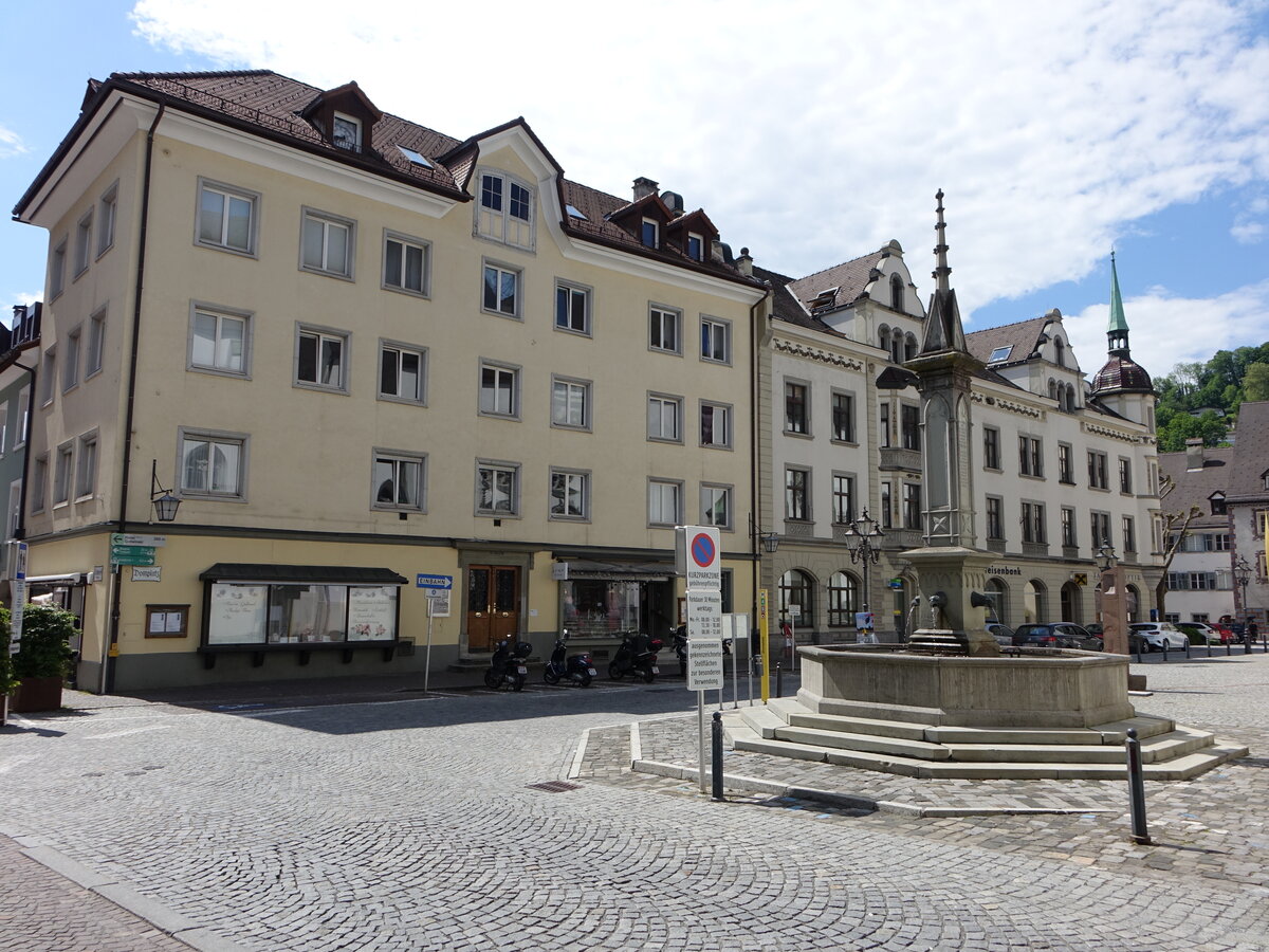 Feldkirch, Huser und Brunnen am Domplatz (03.06.2021)