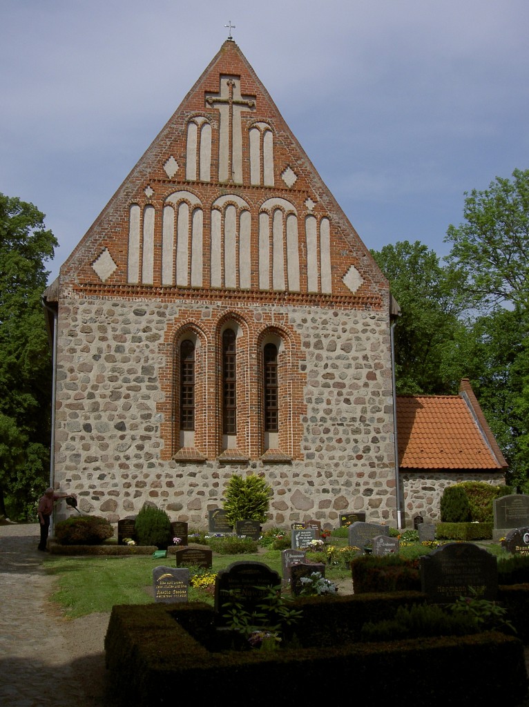 Feldstein Dorfkirche von Eixen, erbaut ab 1248, dem Hl. Georg geweiht, Ziergiebel an der Ostseite (22.05.2012)