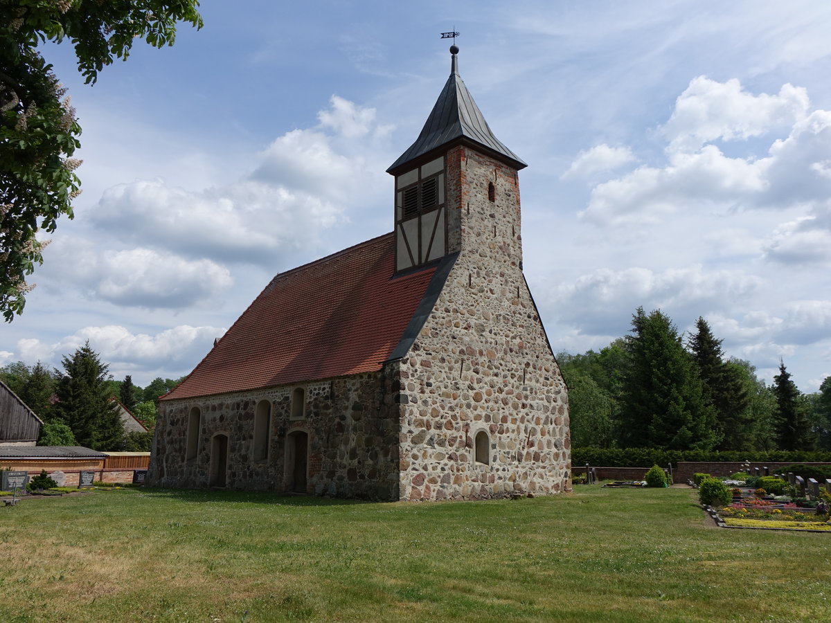 Feldsteinkirche in Gomnigk, erbaut im 14. Jahrhundert (21.05.2016)