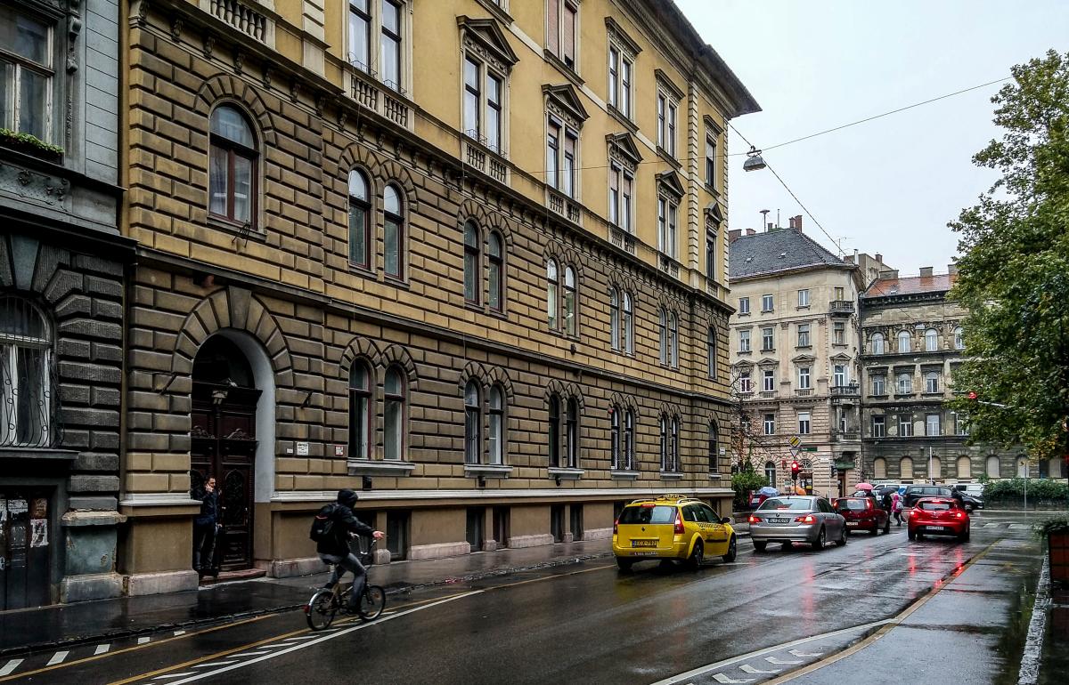 Felső Erdősor, Budapest, 21.09.2017, Strassenszene im Regen.