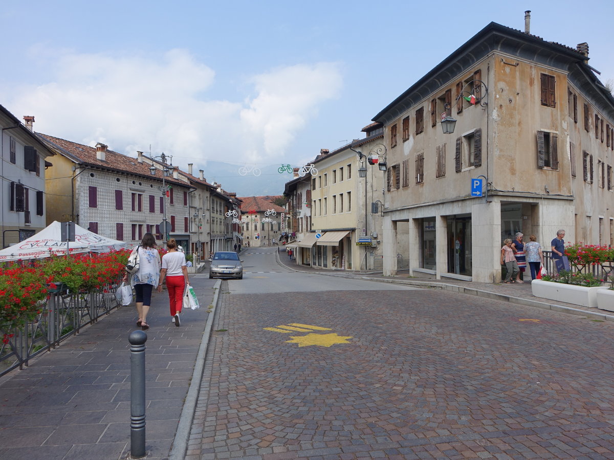 Feltre, historische Huser in der Via Tezze in der Altstadt (17.09.2019)