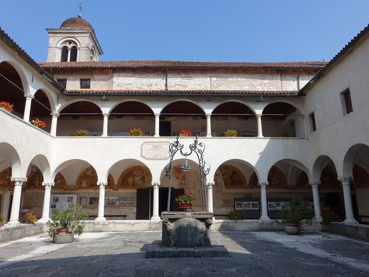 Feltre, Kreuzgang aus dem 15. Jahrhundert im Kloster der der Heiligen Vittore und Corona (17.09.2019)