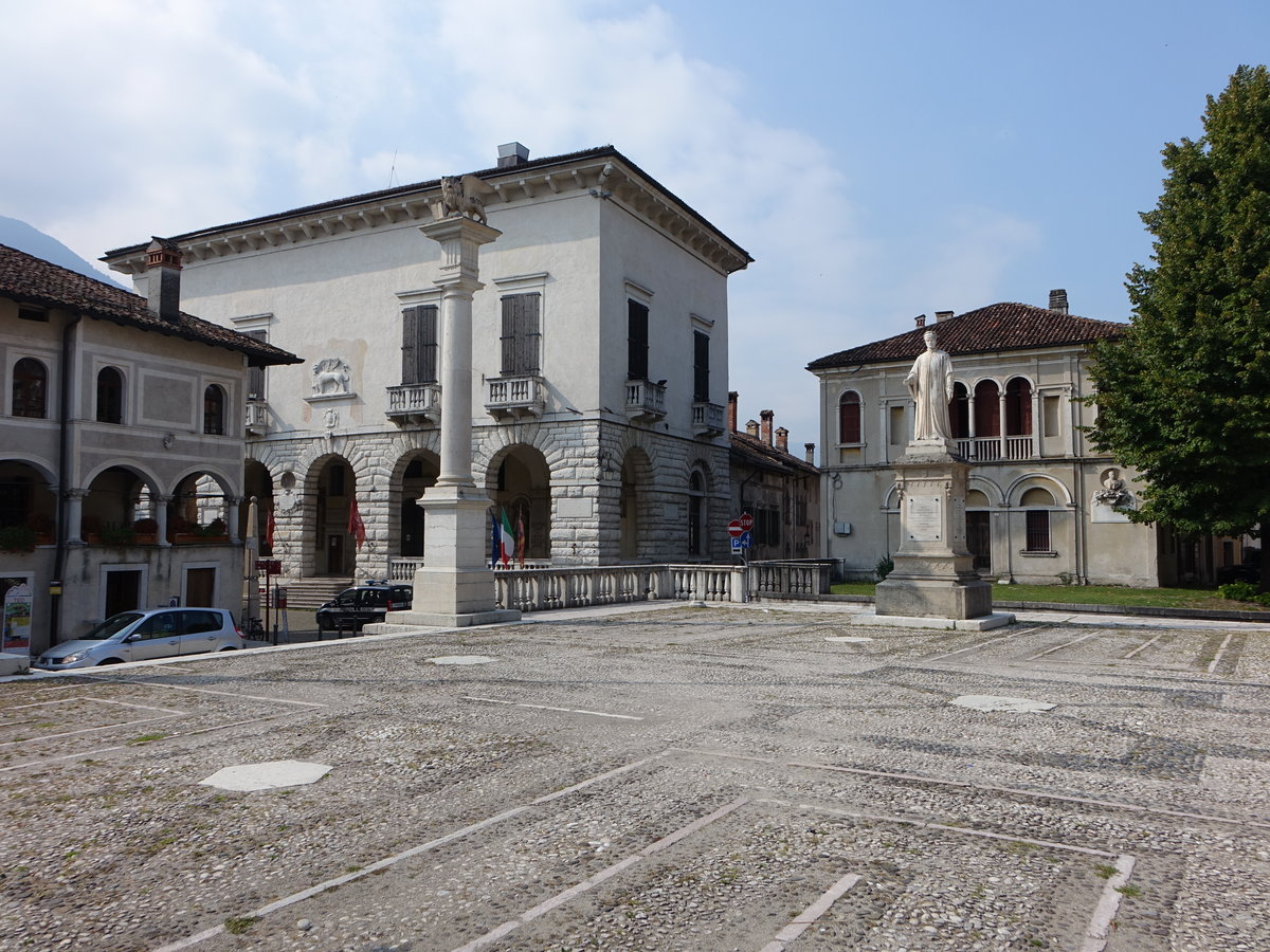 Feltre, Palazzo Comunale an der Piazza Maggiore, erbaut im 16. Jahrhundert durch Andrea Palladio (17.09.2019)