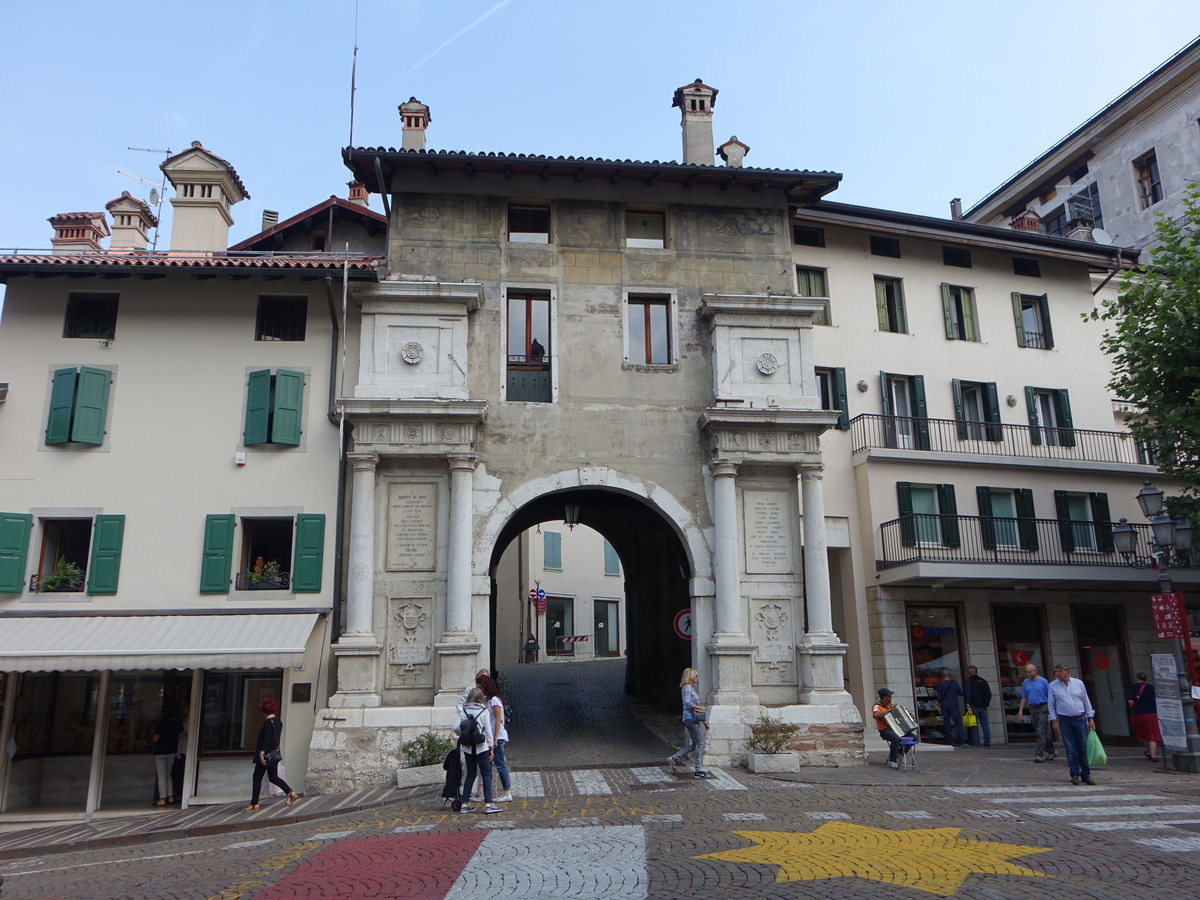 Feltre, Stadttor in der Via Giuseppe Garibaldi (17.09.2019)