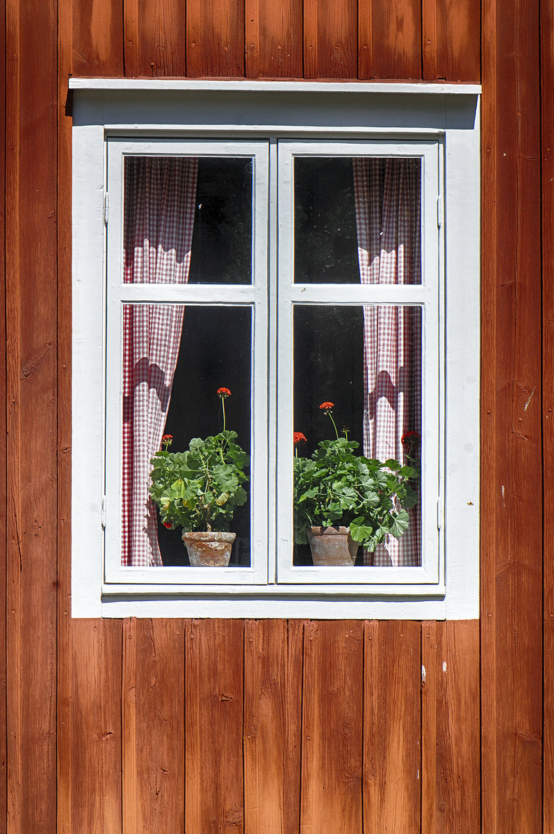 Fenster vom Kindheitshaus Astrid Lindgrens in Vimmerby. Die Schriftstellerin selbst hat bereits vor vielen Jahren das Erdgeschoss wieder in seinen ursprnglichen Zustand zurckversetzt. Ein Groteil des ursprnglichen Inventars und die meisten Gegenstnde der Familie sind erhalten geblieben. Aufnahme: 21. Juli 2017.