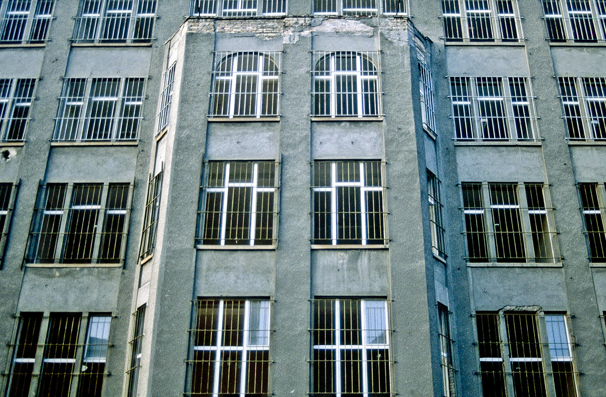 Fenster mit Gitter an der ehemaligen Berliner Mauer. Bild vom Dia. Aufnahme: Oktober 1992.