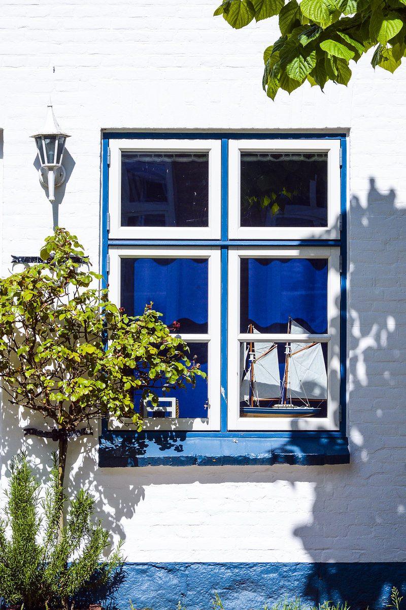 Fenster mit Schiffsmodell an der Langen Strae in der Stadt Arnis. Aufnahme: 11. Mai 2020.