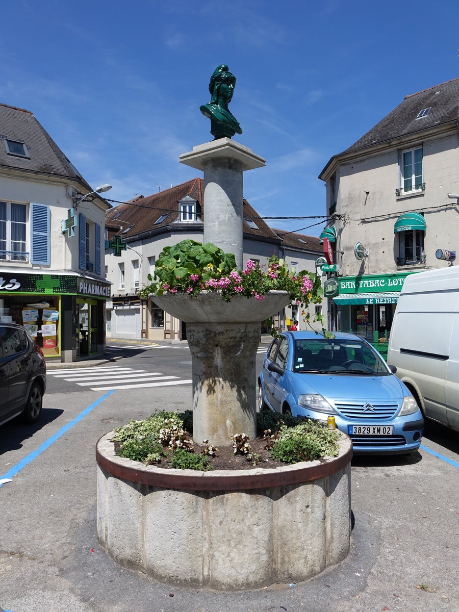 Fere-en-Tardenois, Brunnen am Place de la Republique (09.07.2016)