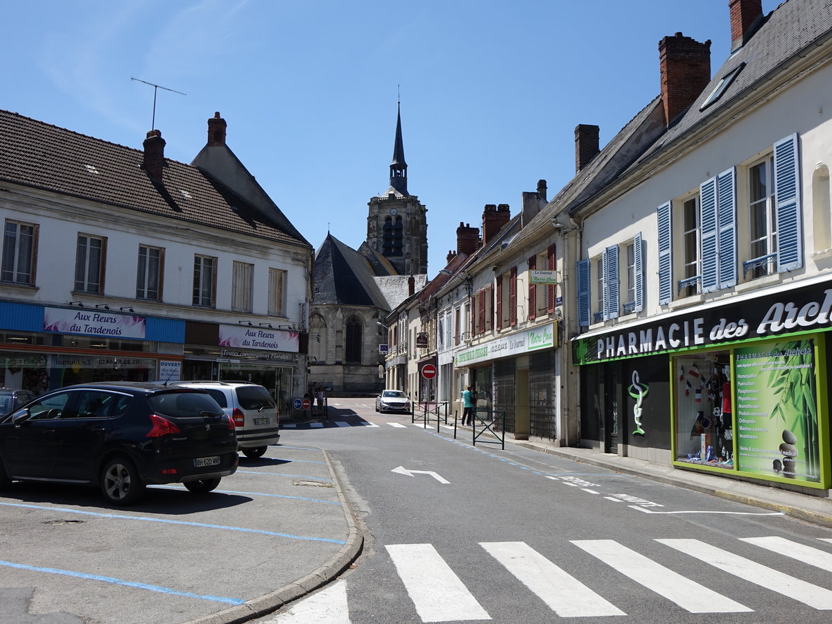 Fere-en-Tardenois, Place de la Republique mit Kirche (09.07.2016)