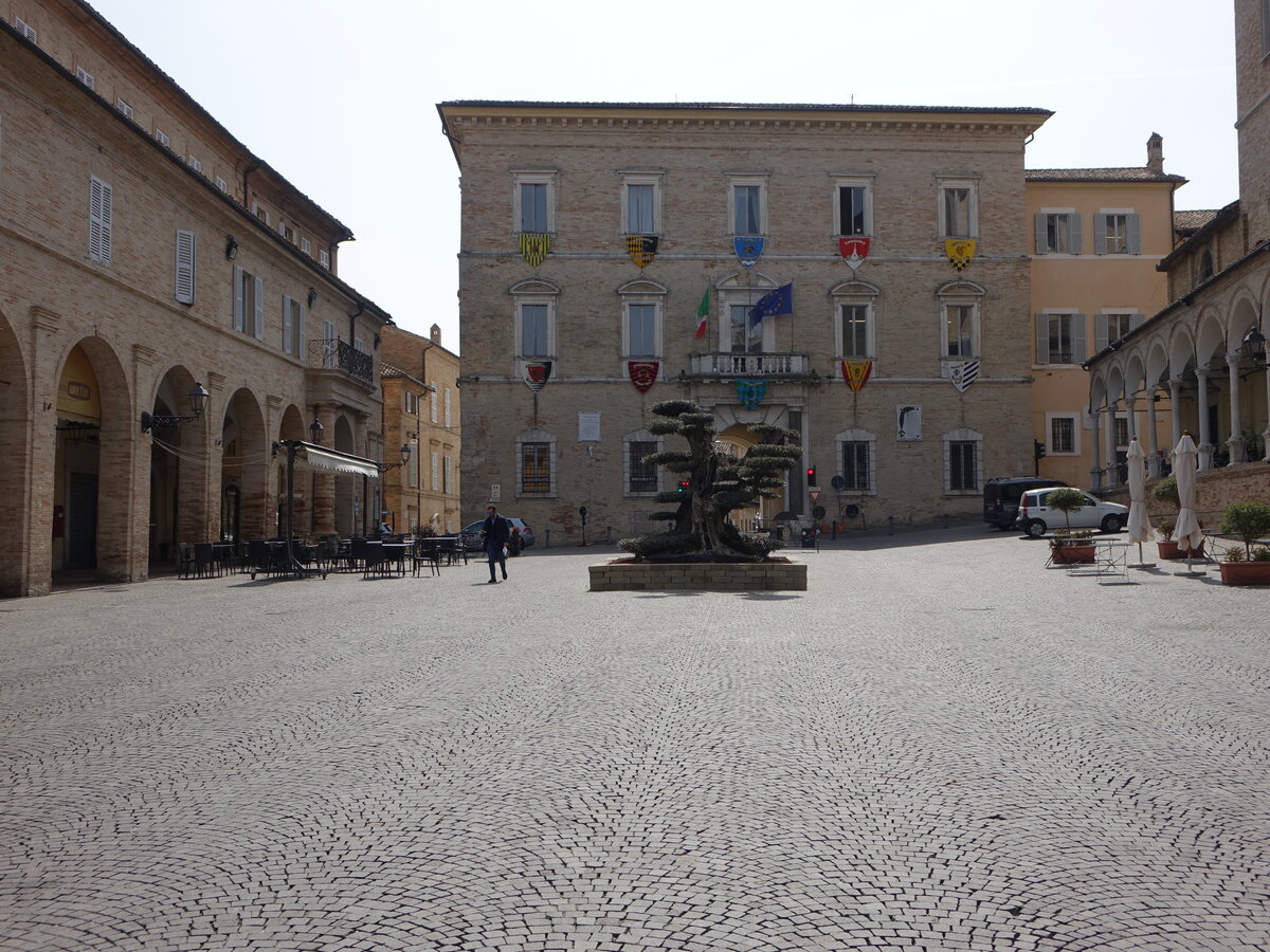 Fermo, Rathaus und Brunnen an der Piazza del Popolo (29.03.2022)