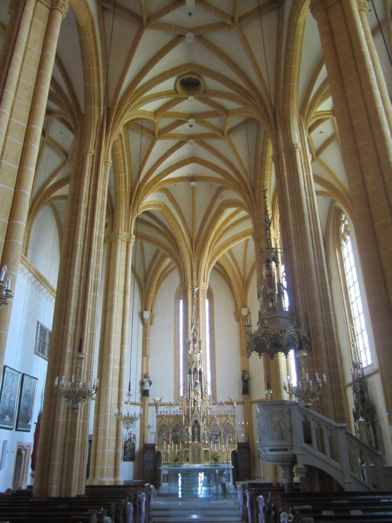 Fernitz, Altar und Deckengewlbe der Wallfahrtskirche Maria Trost, Hochaltar mit geschnitzter Madonna von 1500 (18.08.2013)