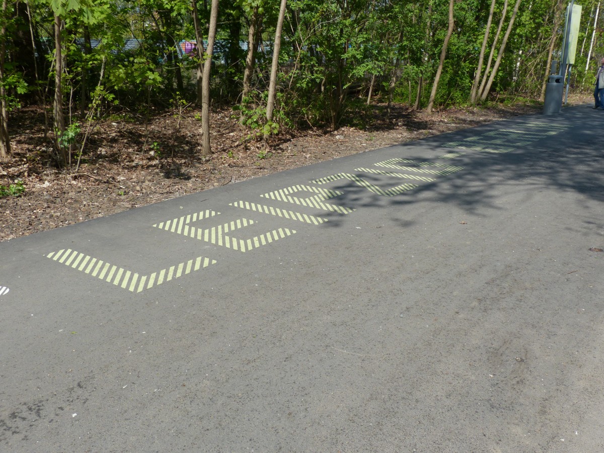 Fernradweg Leipzig-Berlin, mit eigenem Logo, im  Flaschenhals , dem sdlichen Teil des Parks am Gleisdreieck. 21.4.2014