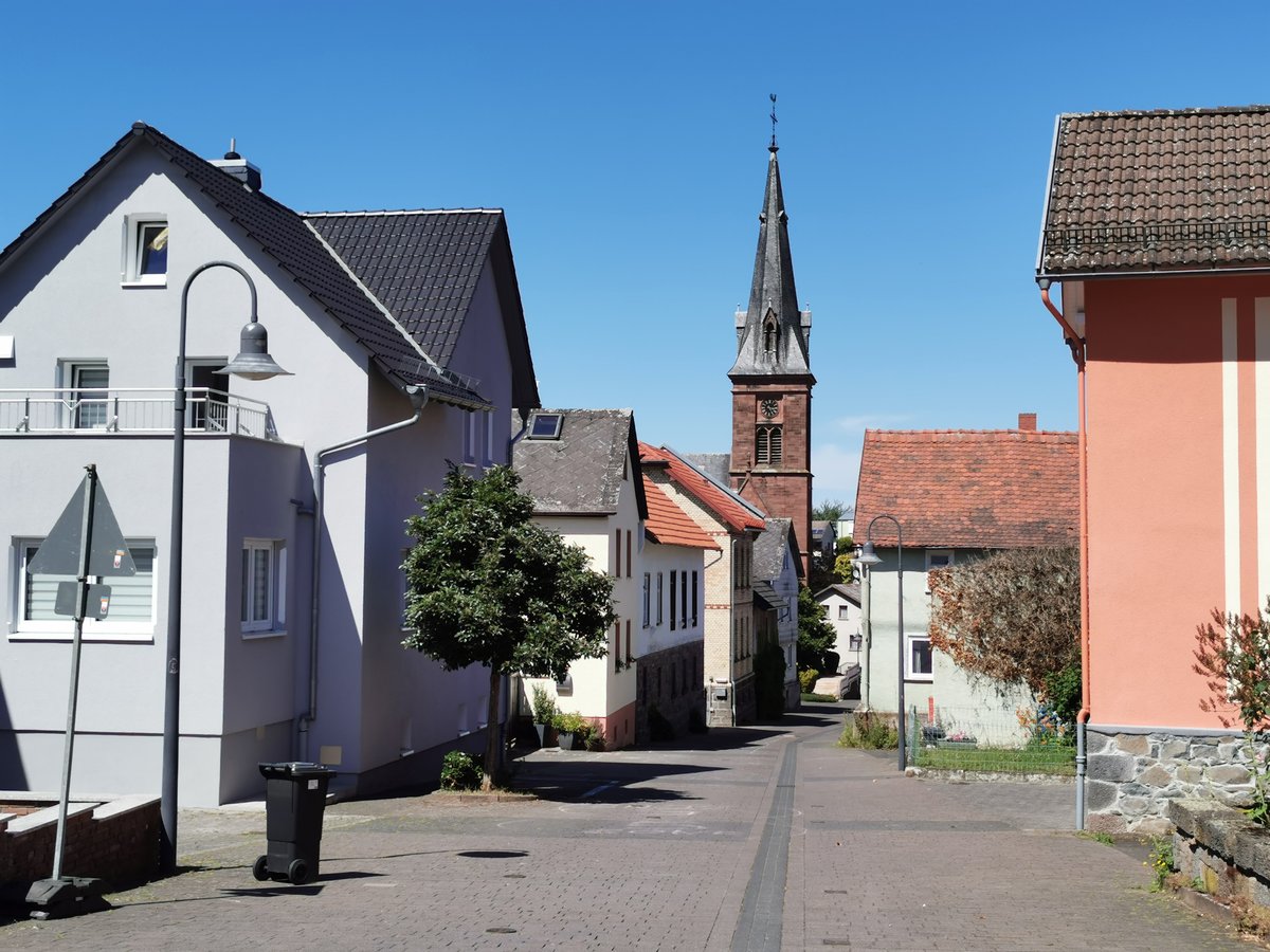 Fernwald Annerod. Kirchstrae mit Kirchturm. Foto vom 24.06.2020.
