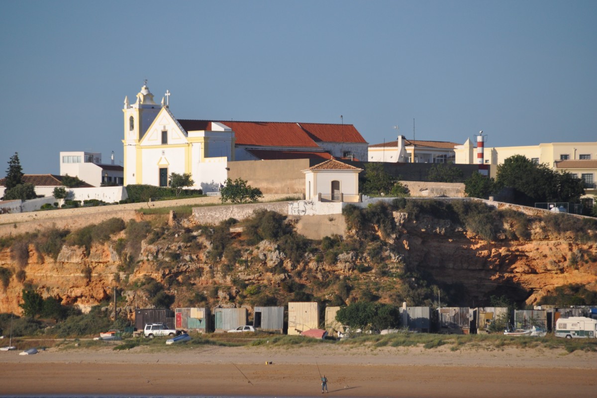 FERRAGUDO (Concelho de Lagoa), 27.04.2014, Blick von Praia da Rocha ber den Rio Arade auf die Kirche von Ferragudo