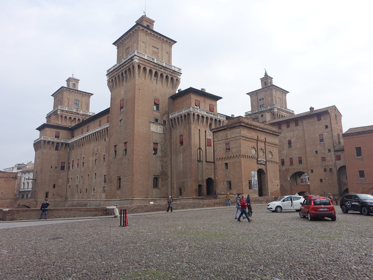 Ferrara, Castello Estense am Corso Martiri della Liberta, ein von Wassergrben umgebener quadratischer Festungsbau, erbaut ab 1385, im 16. Jahrhundert fertiggestellt (30.10.2017)
