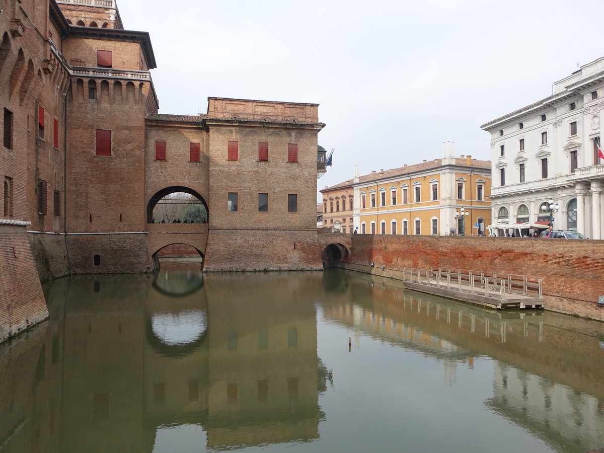 Ferrara, Eingangstor zum Castello Estense an der Piazza del Castello (30.10.2017)