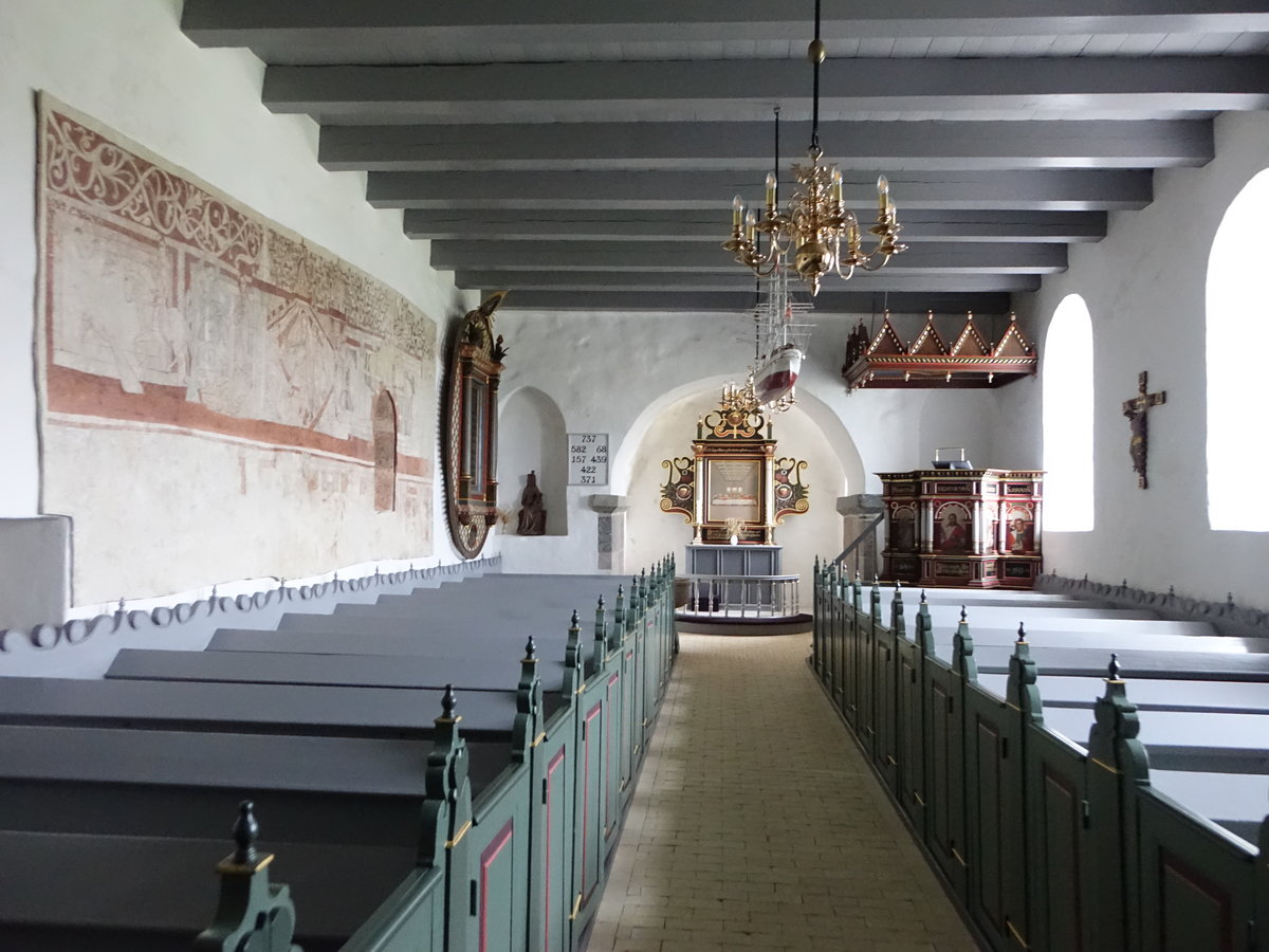 Ferring, romanischer Innenraum der Ev. Kirche, Kalkmalereien aus dem 12. Jahrhundert, Altar von 1638 (19.09.2020)