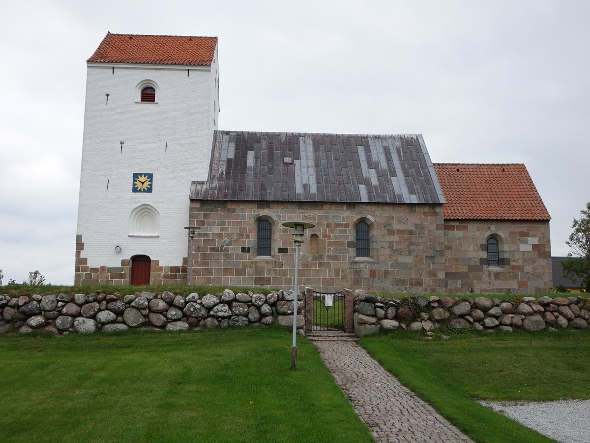 Ferslev, romanische evangelische Kirche, erbaut im 12. Jahrhundert (22.09.2020)