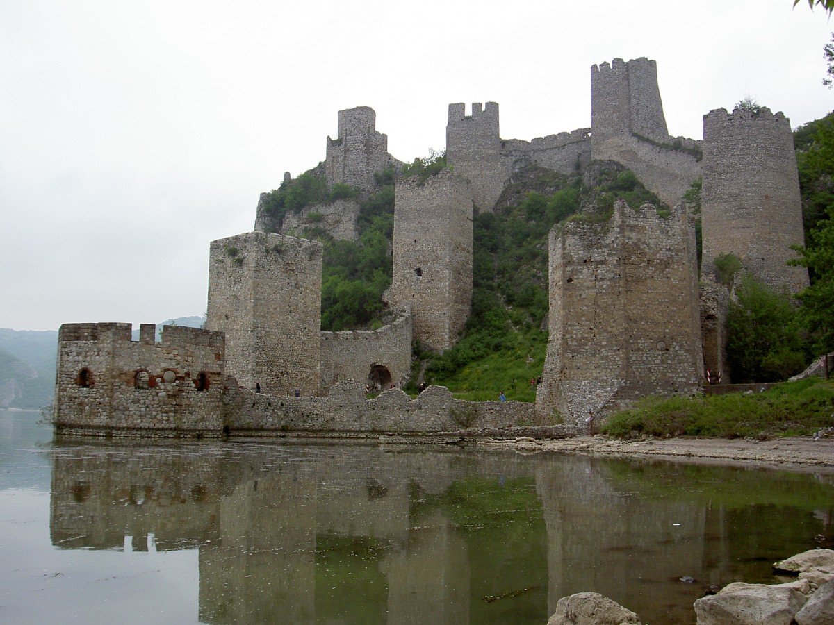 Festung Golubac mit unterer Bastei an der Donau, erbaut ab 1335 (30.04.2014)
