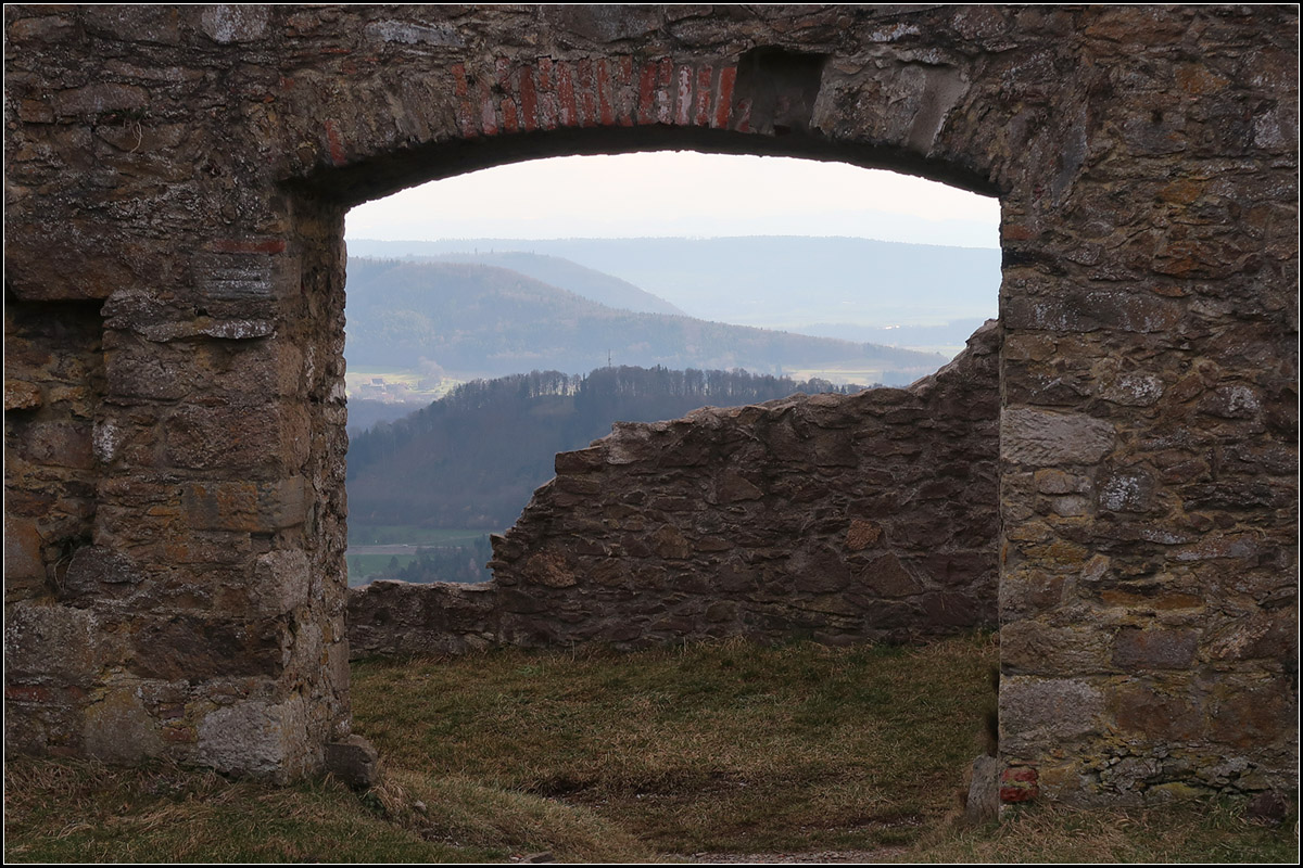 Festung Hohentwiel -

Durchblick zur Landschaft.

04.02.2018 (M)