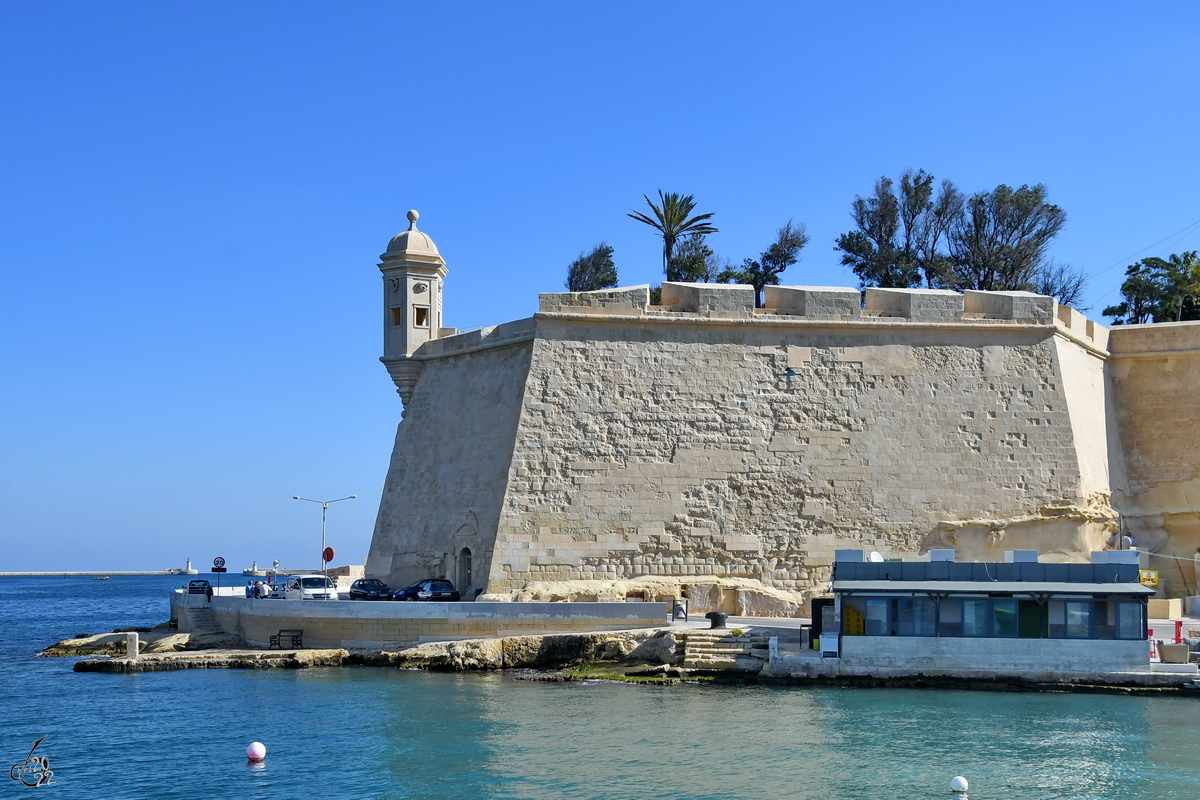 Festungsmauern und Wachtrme bestimmen das Bild. (Valletta, Oktober 2017)