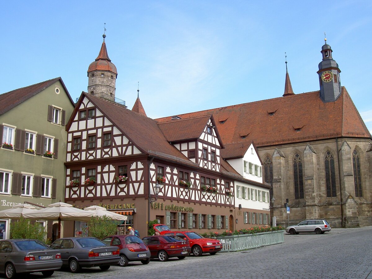 Feuchtwangen, Cafe am Kreuzgang und Stiftskirche in der Hindenburgstrae (17.06.2007)